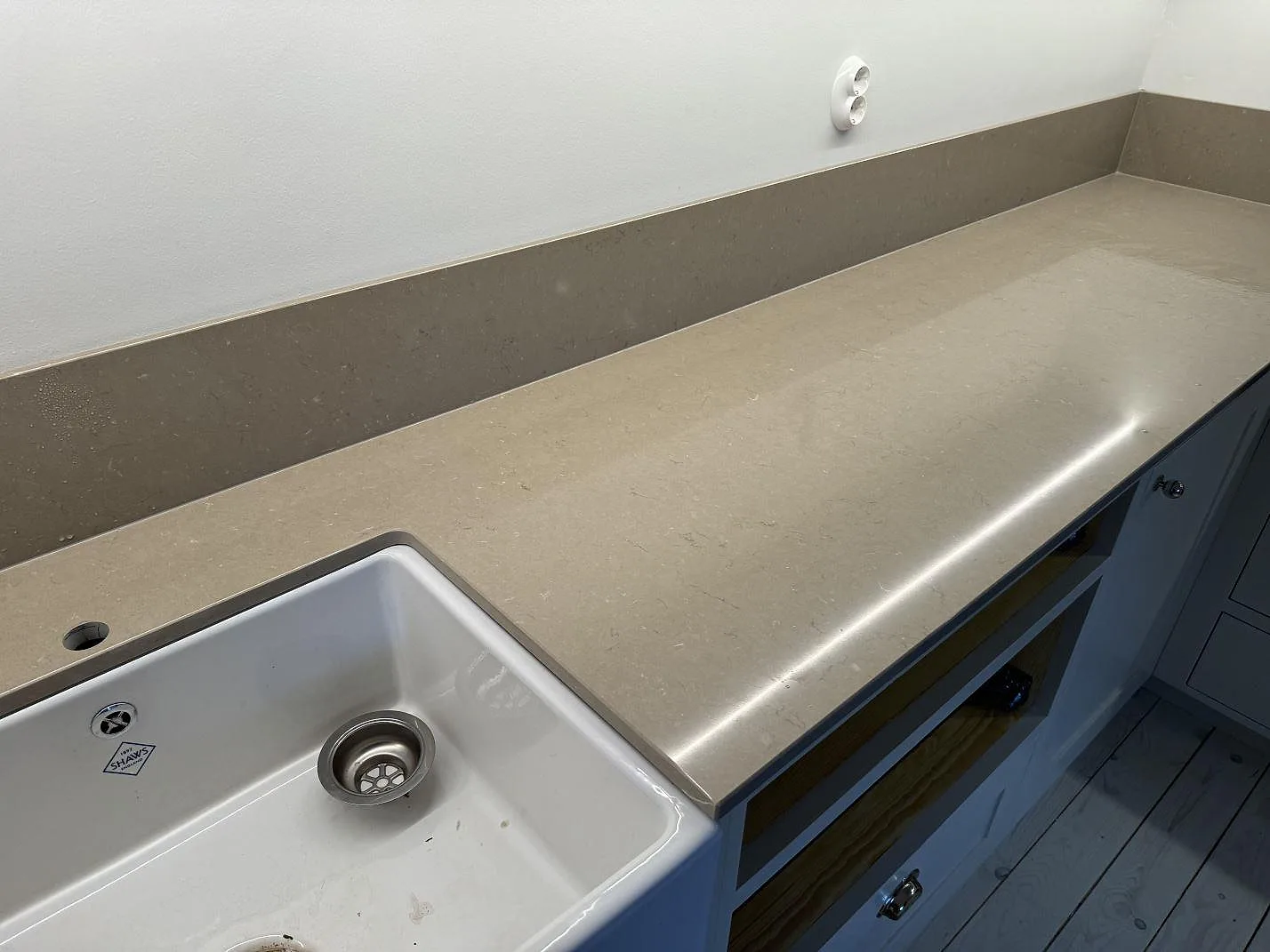 Køkkenbordplade i poleret Silestone Coral Clay med hvid vask og matchande stænkplade i Malmö.