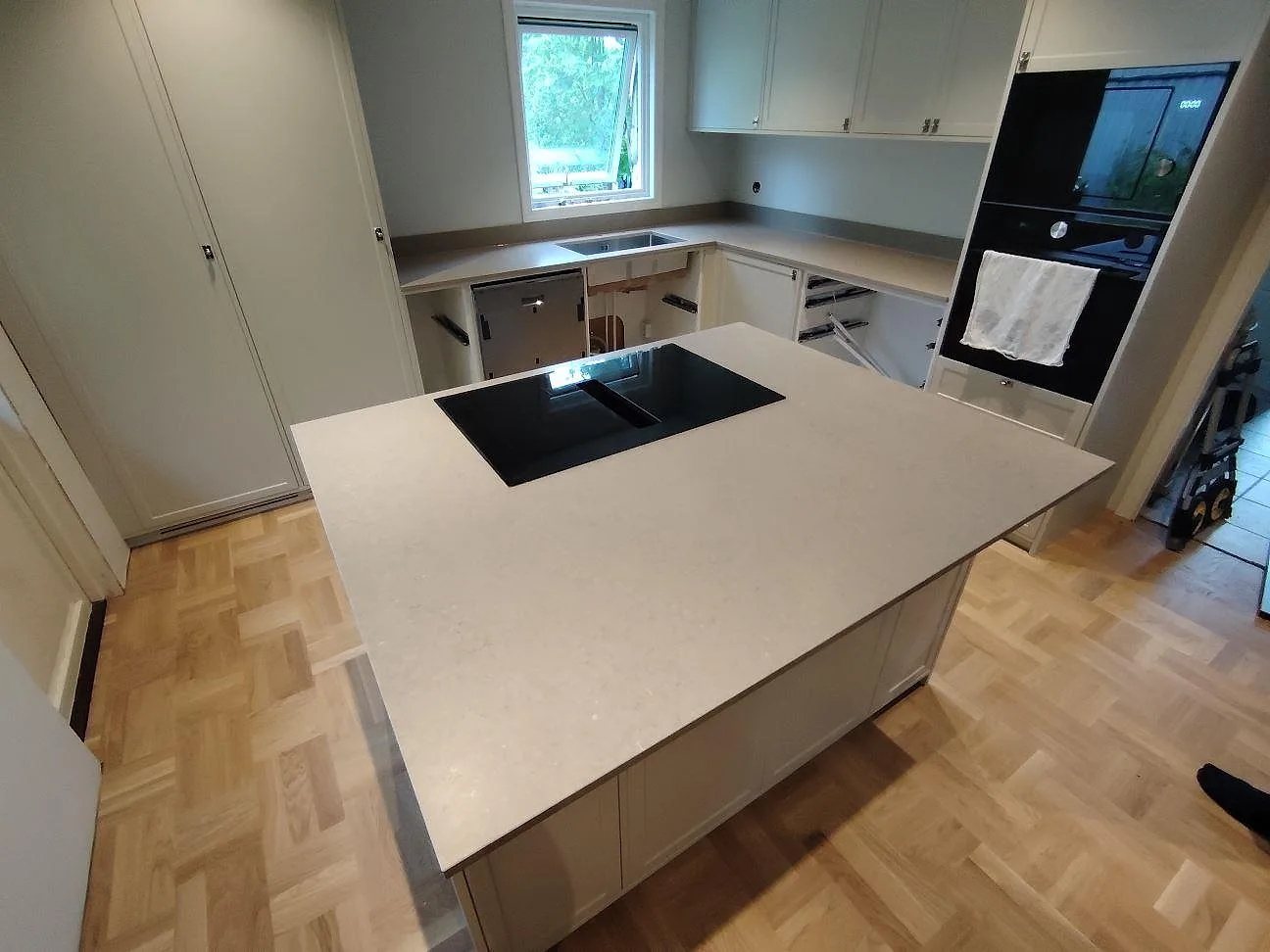 Gennemført projekt: Køkkenbordplade i Silestone Coral Clay, Tyresö.