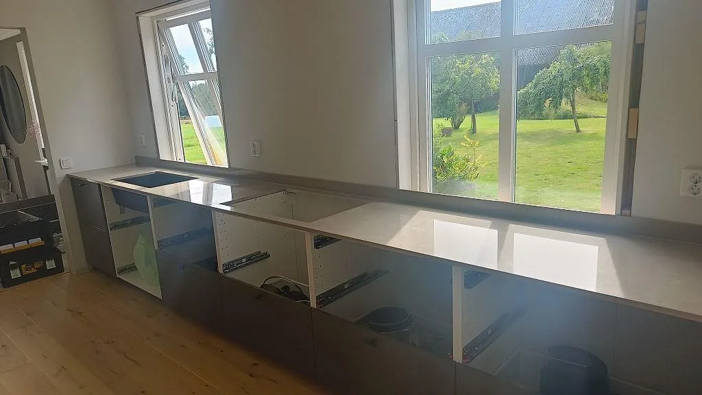 Gennemført projekt: Køkkenbordplade i Silestone Coral Clay, väckelsång.