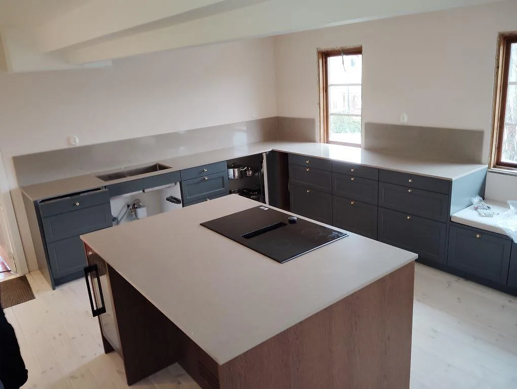 Gennemført projekt: Køkkenbordplade i Silestone Coral Clay, Vega.