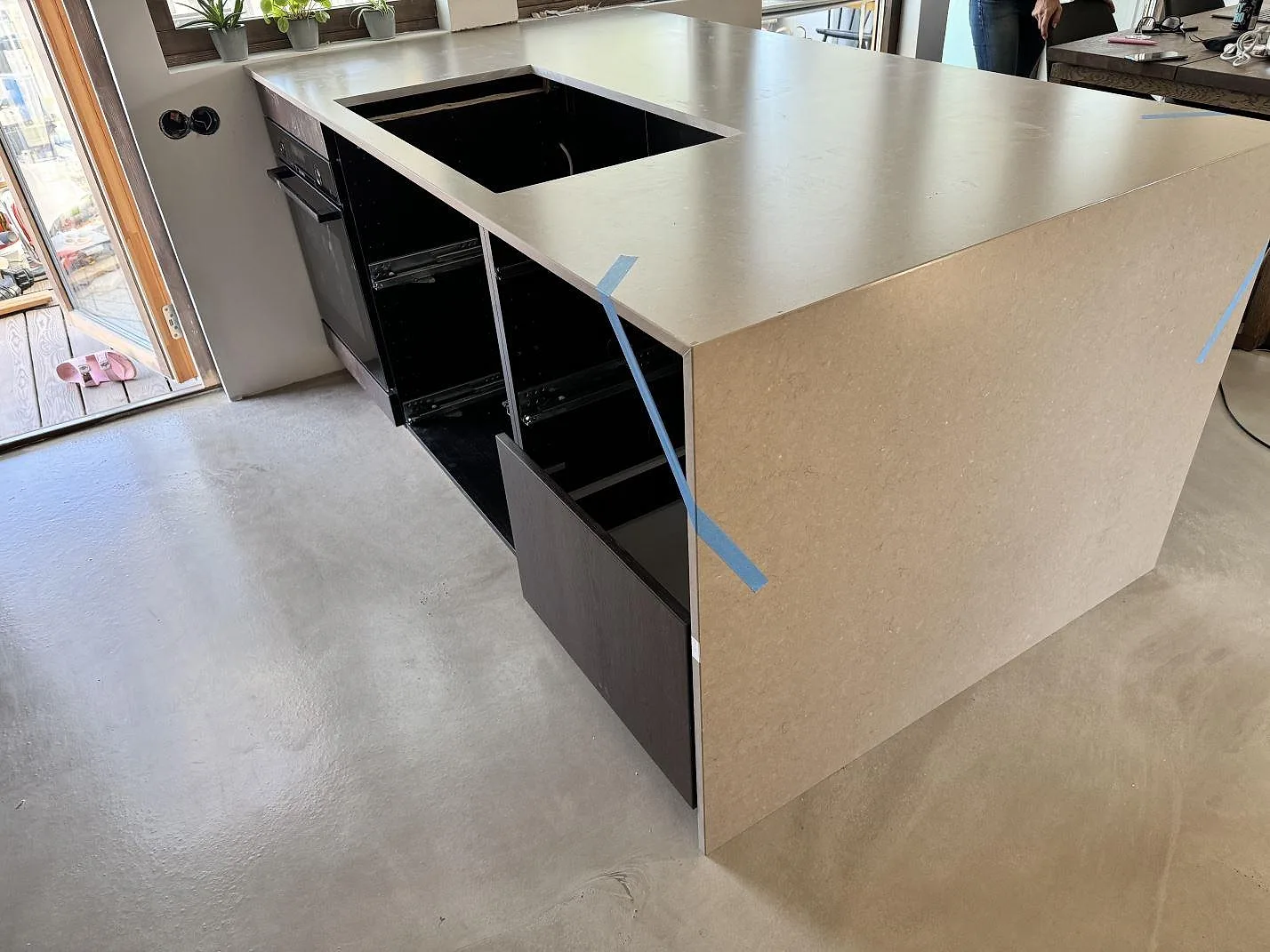 Gennemført projekt: Køkkenbordplade i Silestone Coral Clay, Ystad.