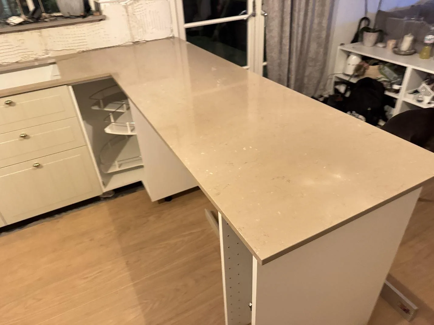 Køkkenbordplade i poleret Silestone Coral Clay-komposit med bred arbetsyta mot rummet i ett køkken i Ystad.