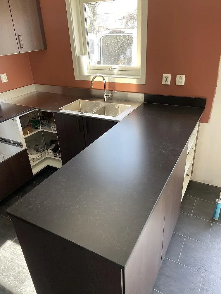 Køkkenbordplade i Silestone Corktown, Gråbo – billede 2