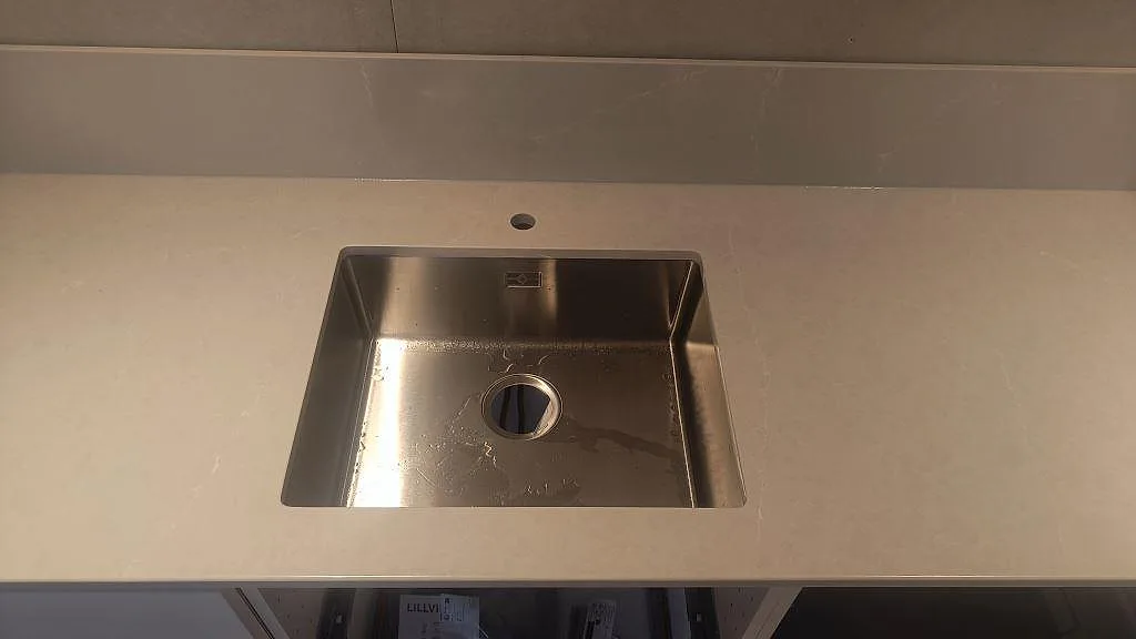 Køkkenbordplade i Silestone Desert Silver, Ängelholm – billede 3