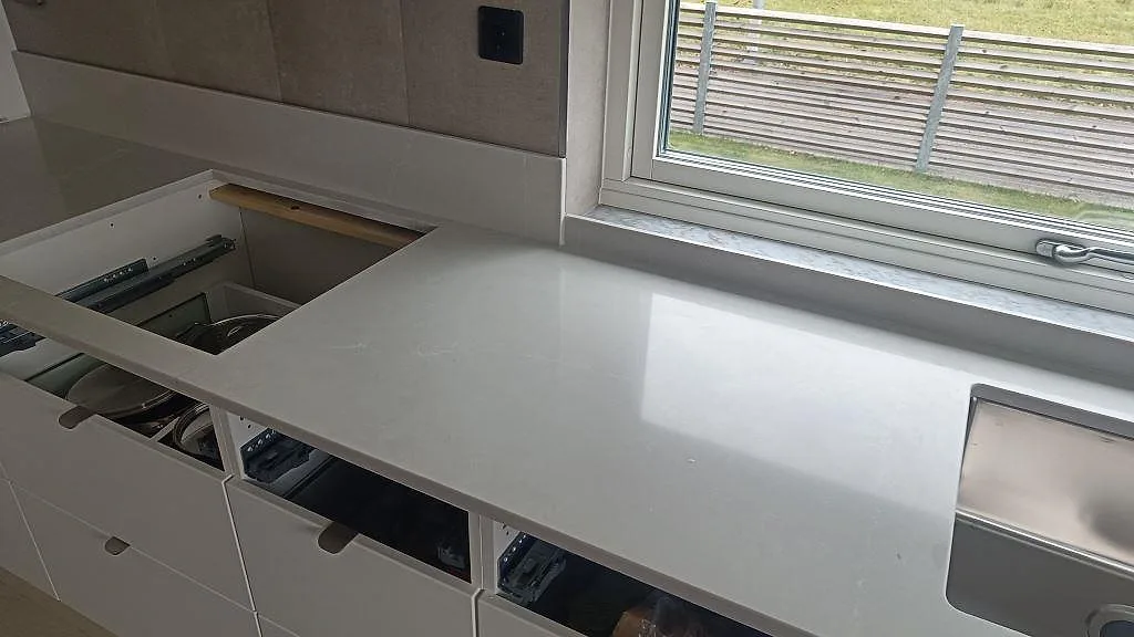 Køkkenbordplade i Silestone Desert Silver, Ängelholm – billede 3