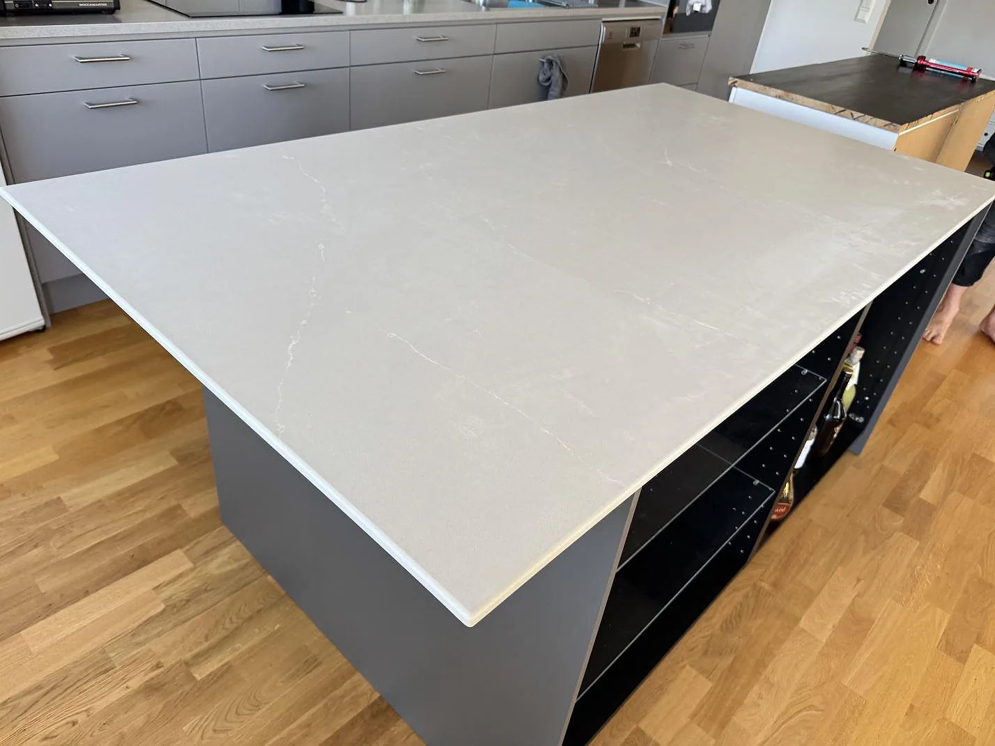 Køkkenbordplade i Silestone Desert Silver, Alingsås – billede 3