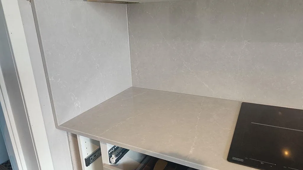 Køkkenbordplade i Silestone Desert Silver, Helsingborg – billede 3