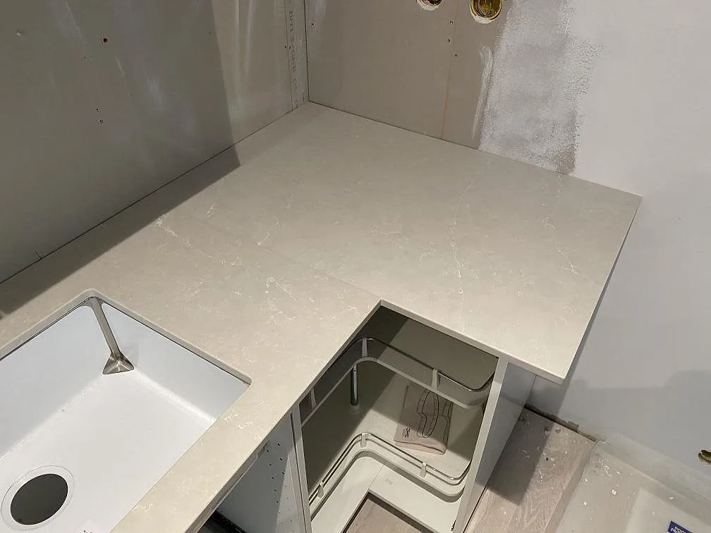 Køkkenbordplade i Silestone Desert Silver, Höllviken – billede 3
