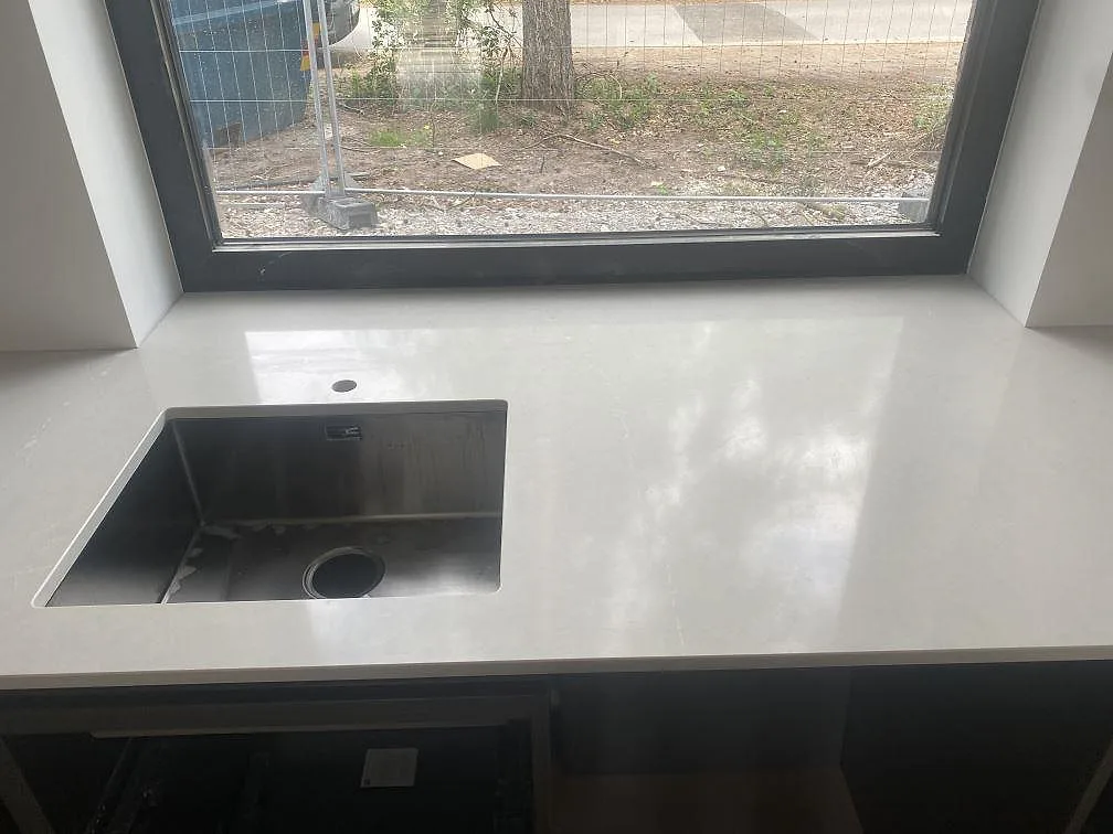 Køkkenbordplade i Silestone Desert Silver, Höllviken – billede 3