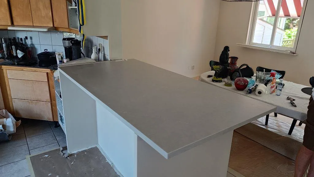 Køkkenbordplade i Silestone Desert Silver, Hovås