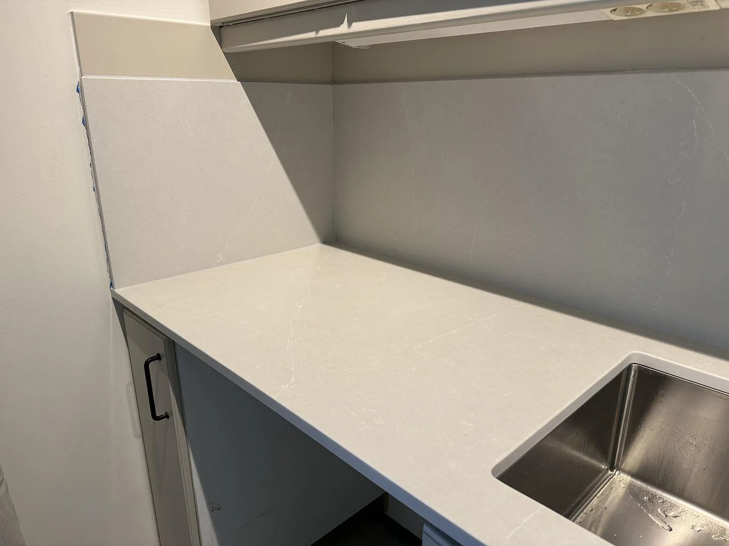 Køkkenbordplade i Silestone Desert Silver, Hovås – billede 2