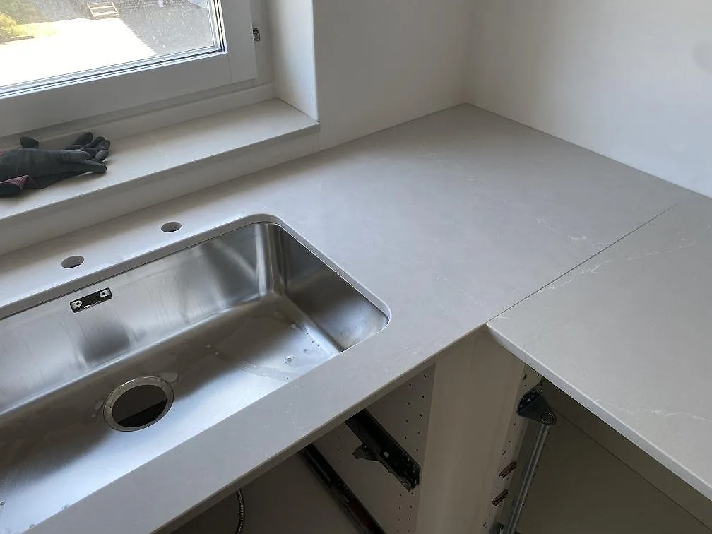 Køkkenbordplade i Silestone Desert Silver, Karlshamn – billede 4