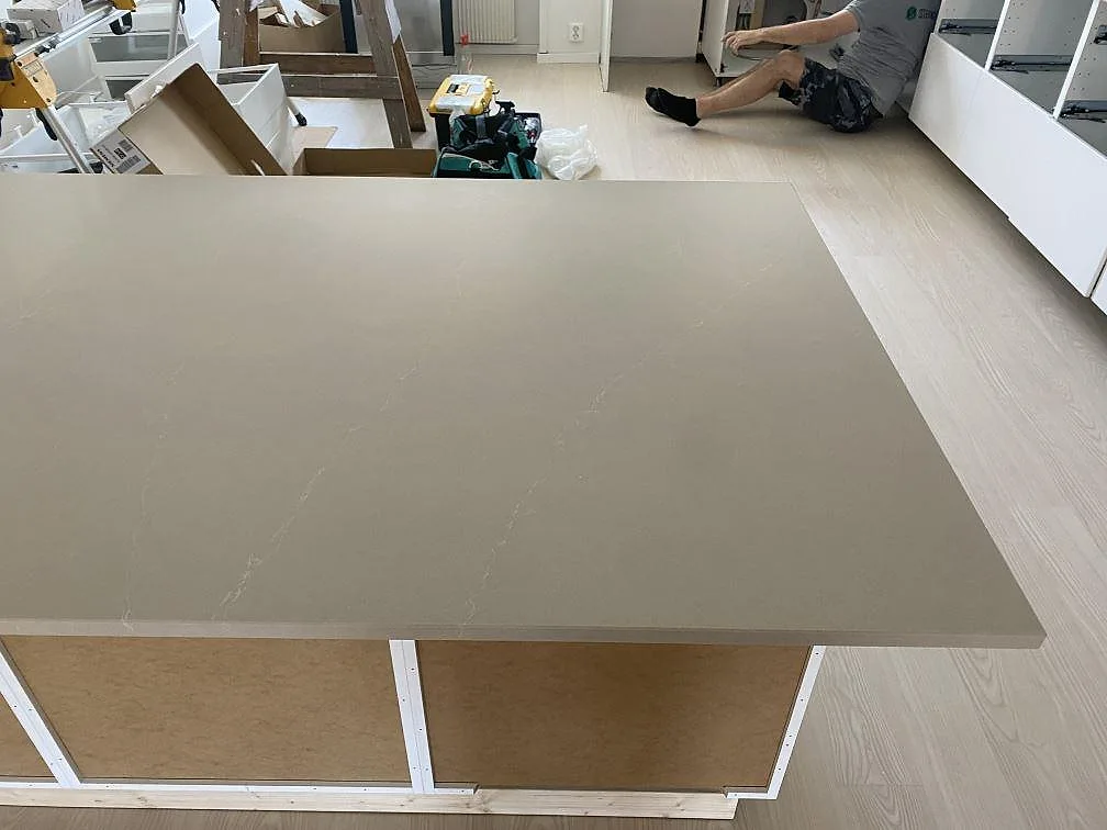 Køkkenbordplade i Silestone Desert Silver, Karlshamn