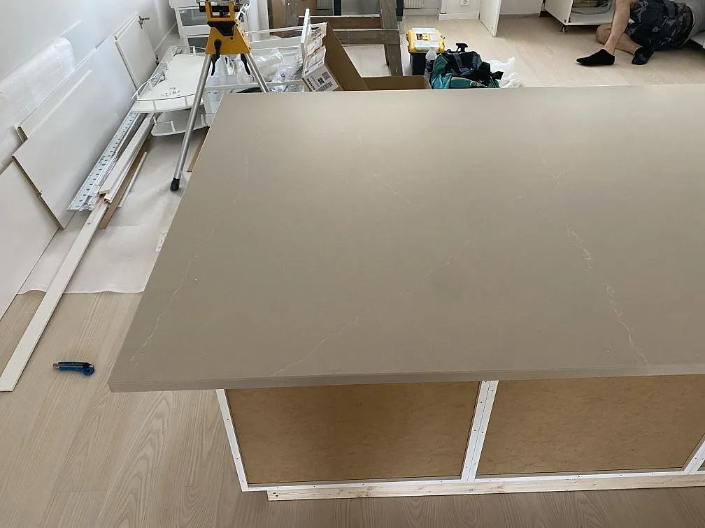 Køkkenbordplade i Silestone Desert Silver, Karlshamn – billede 3