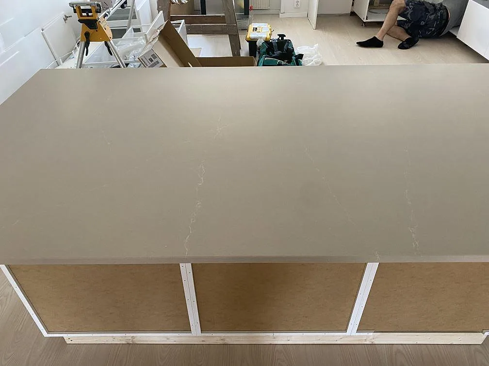 Køkkenbordplade i Silestone Desert Silver, Karlshamn – billede 2