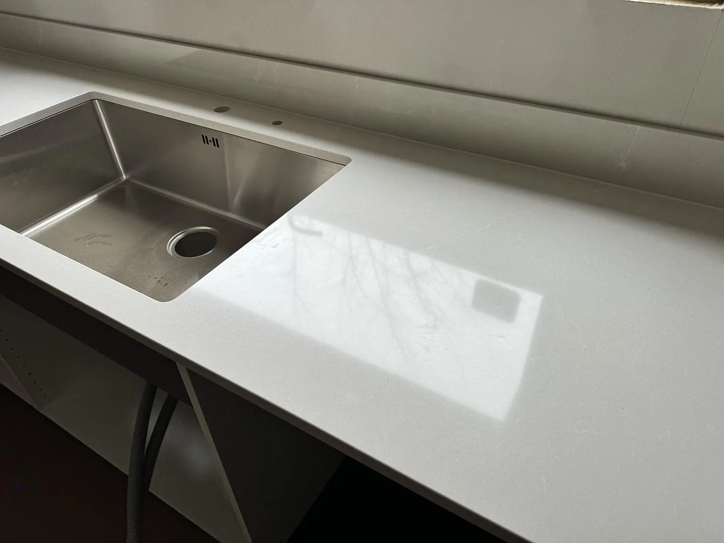 Køkkenbordplade i Silestone Desert Silver, Kvänum – billede 3