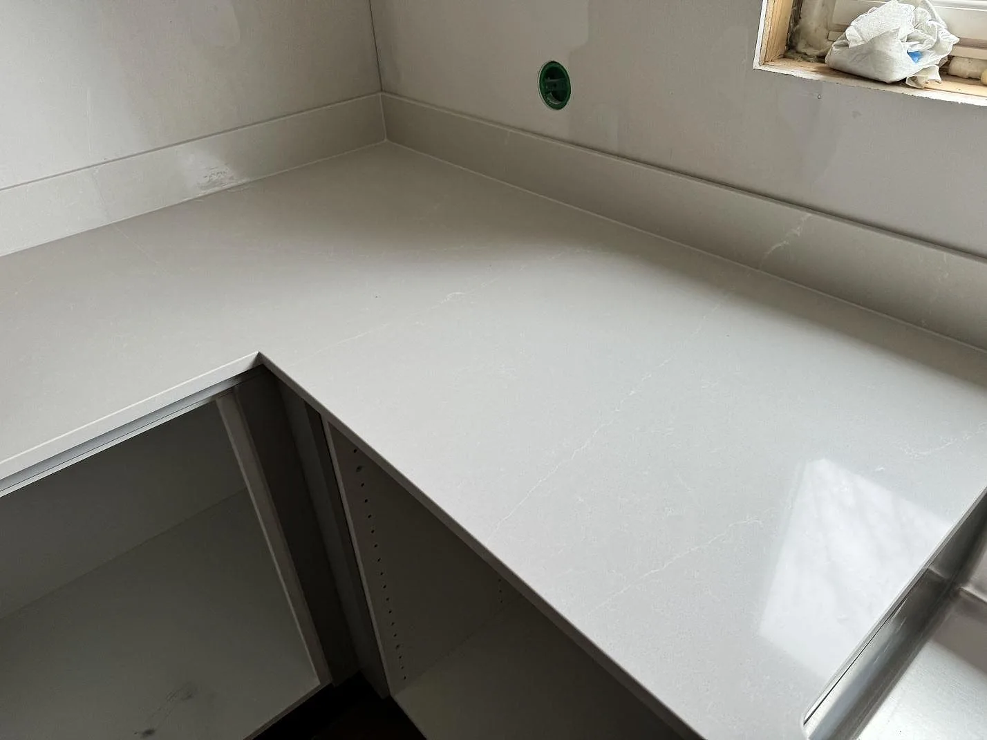 Køkkenbordplade i Silestone Desert Silver, Kvänum – billede 7
