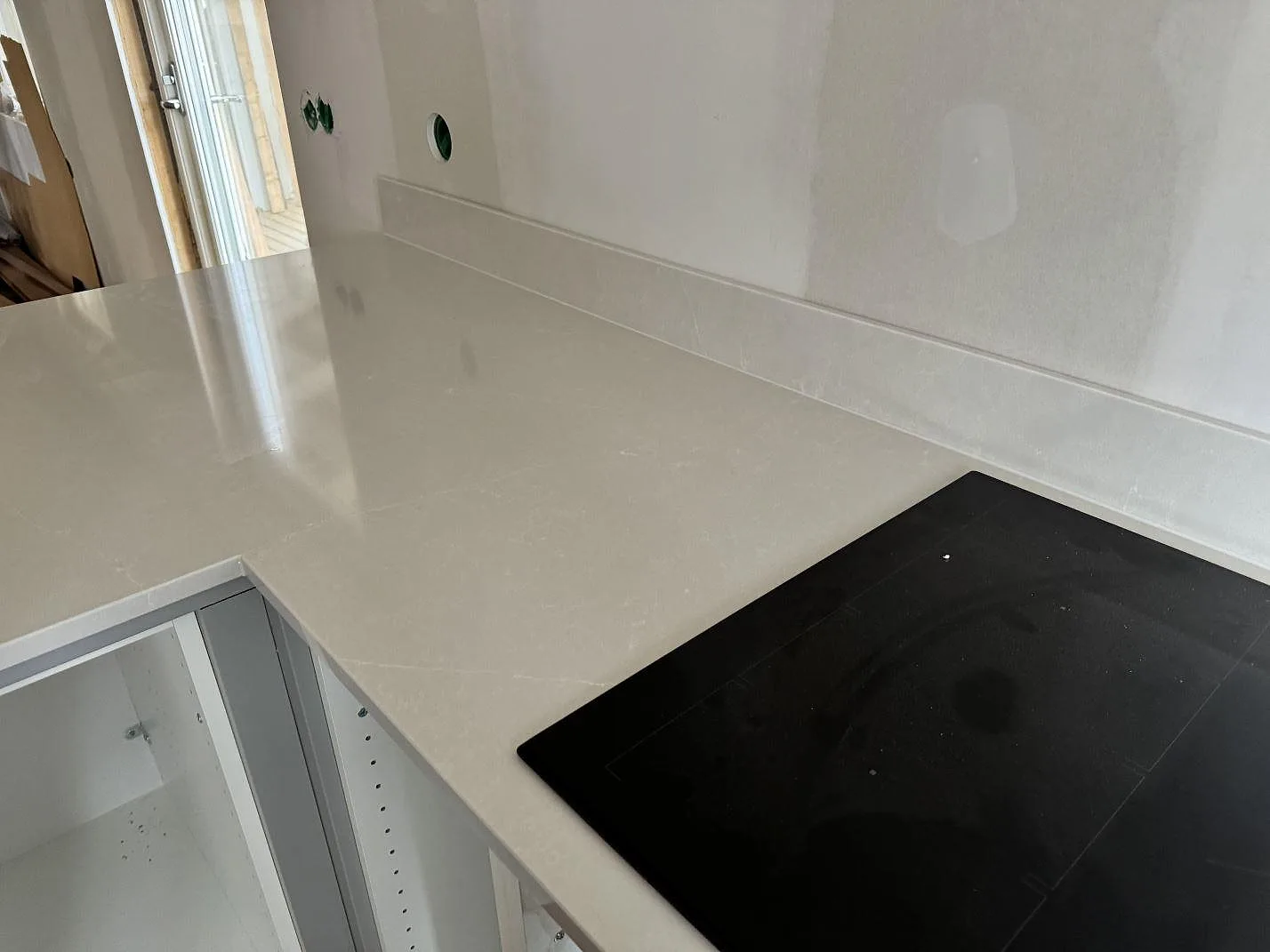 Køkkenbordplade i Silestone Desert Silver, Kvänum – billede 2