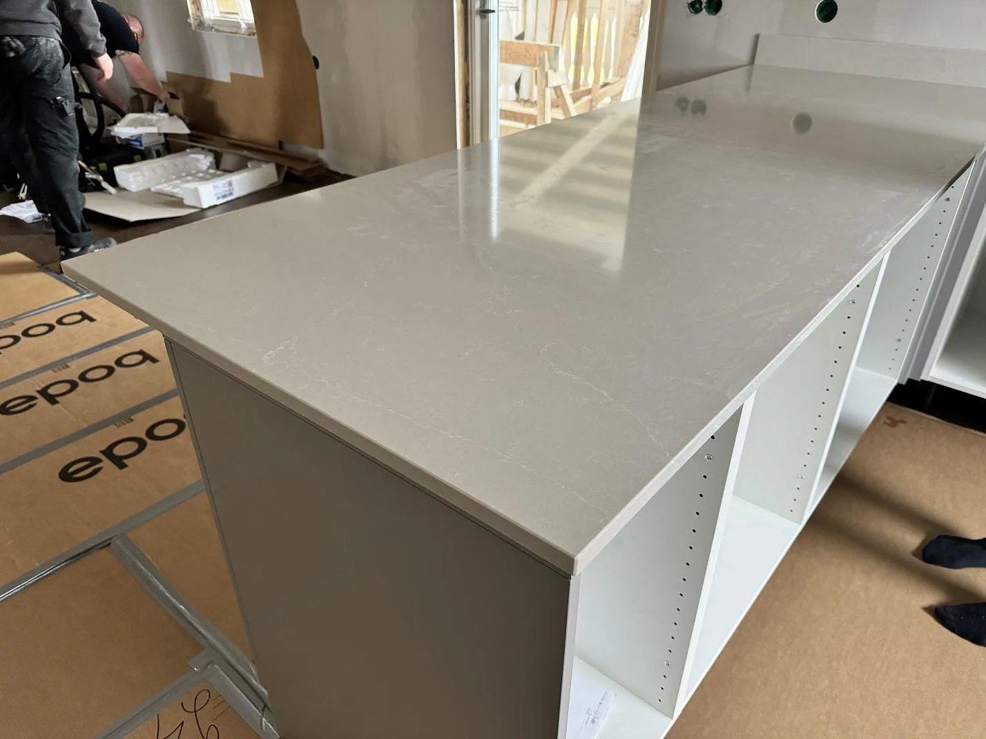 Køkkenbordplade i Silestone Desert Silver, Kvänum