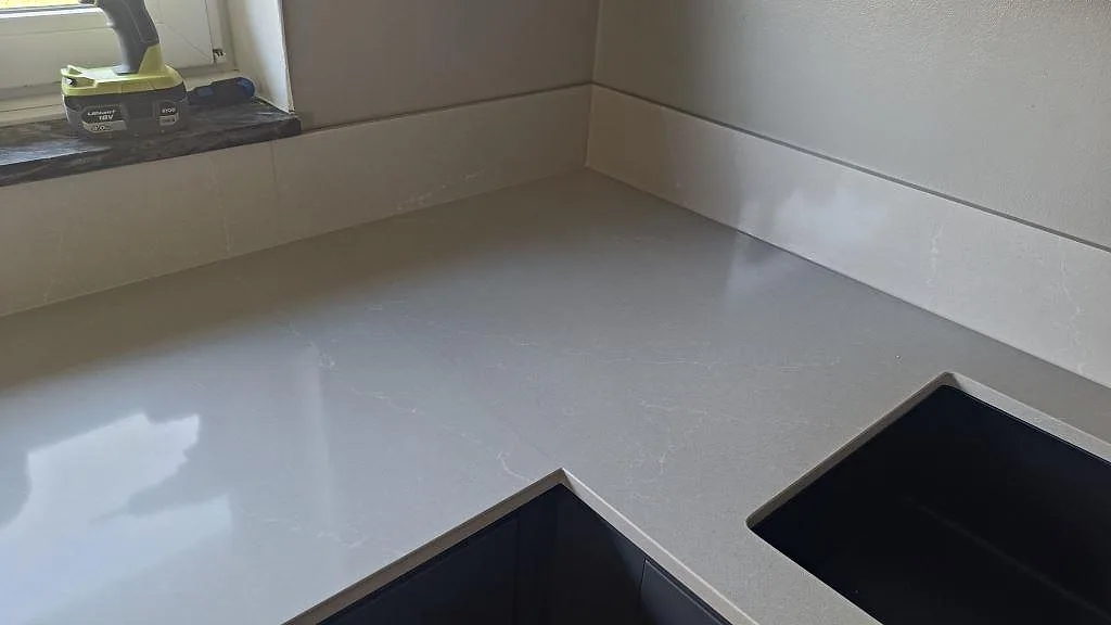 Køkkenbordplade i Silestone Desert Silver, Lidköping – billede 5