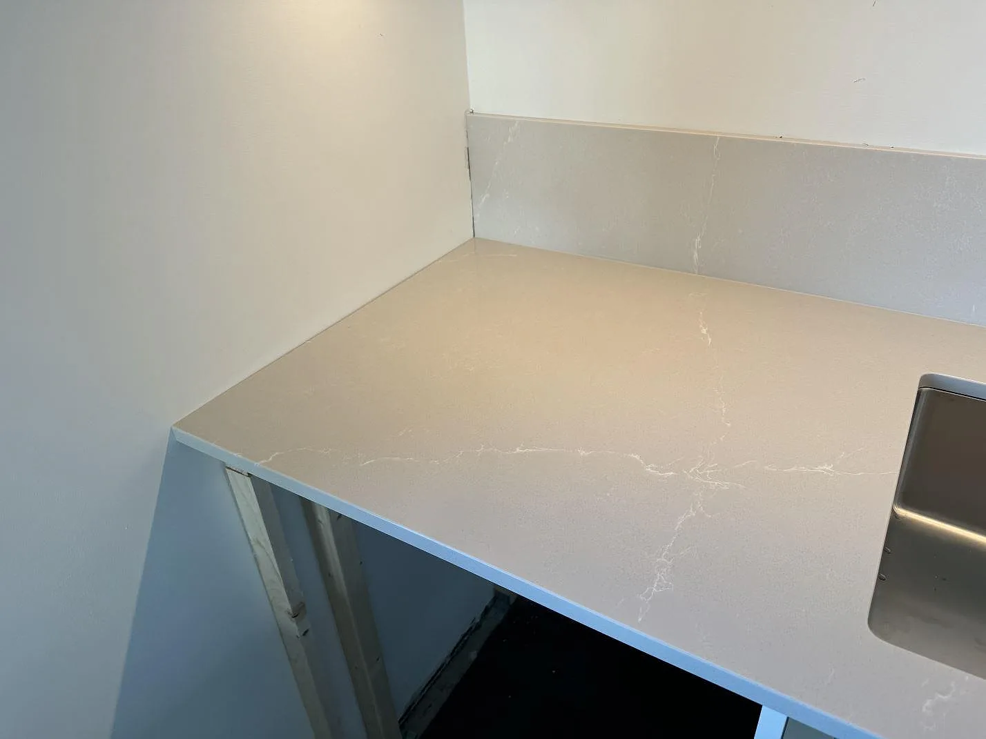 Køkkenbordplade i Silestone Desert Silver, Malmö – billede 4