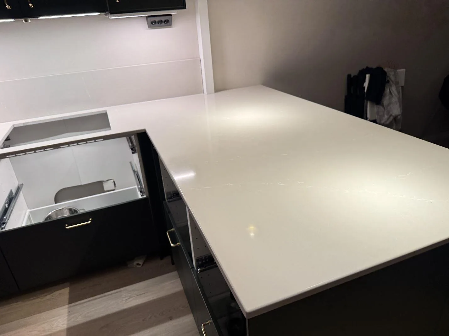 Køkkenbordplade i Silestone Desert Silver, Ödåkra – billede 3