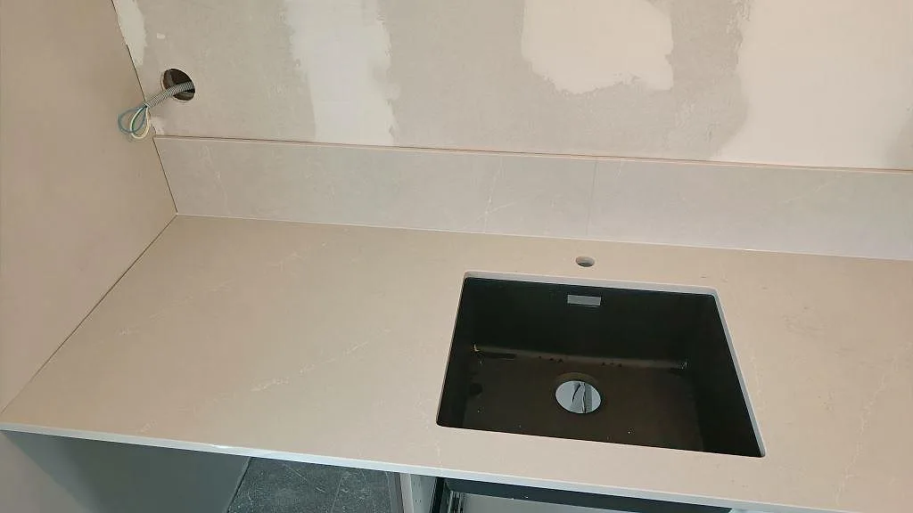 Køkkenbordplade i Silestone Desert Silver, Sandared – billede 6