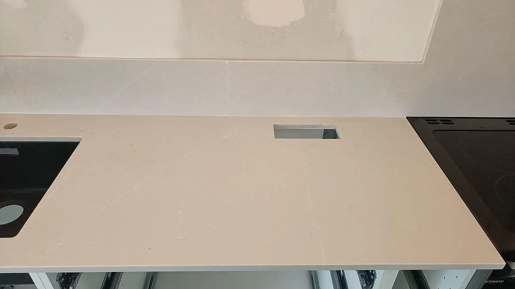 Køkkenbordplade i Silestone Desert Silver, Sandared – billede 3