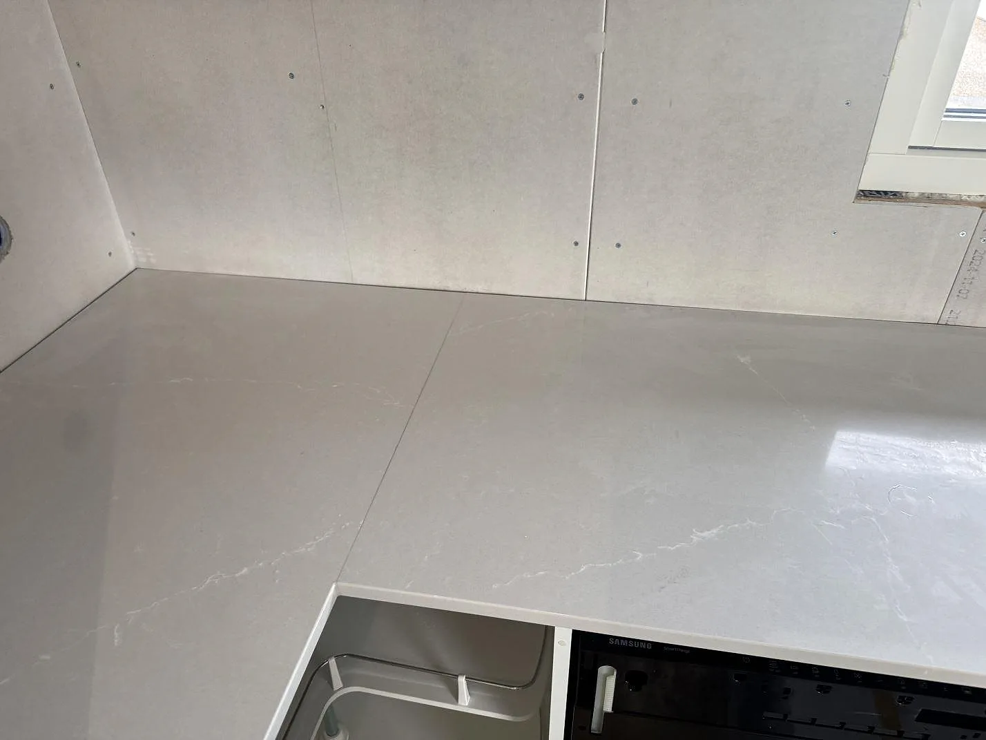 Køkkenbordplade i Silestone Desert Silver, Sandared – billede 4