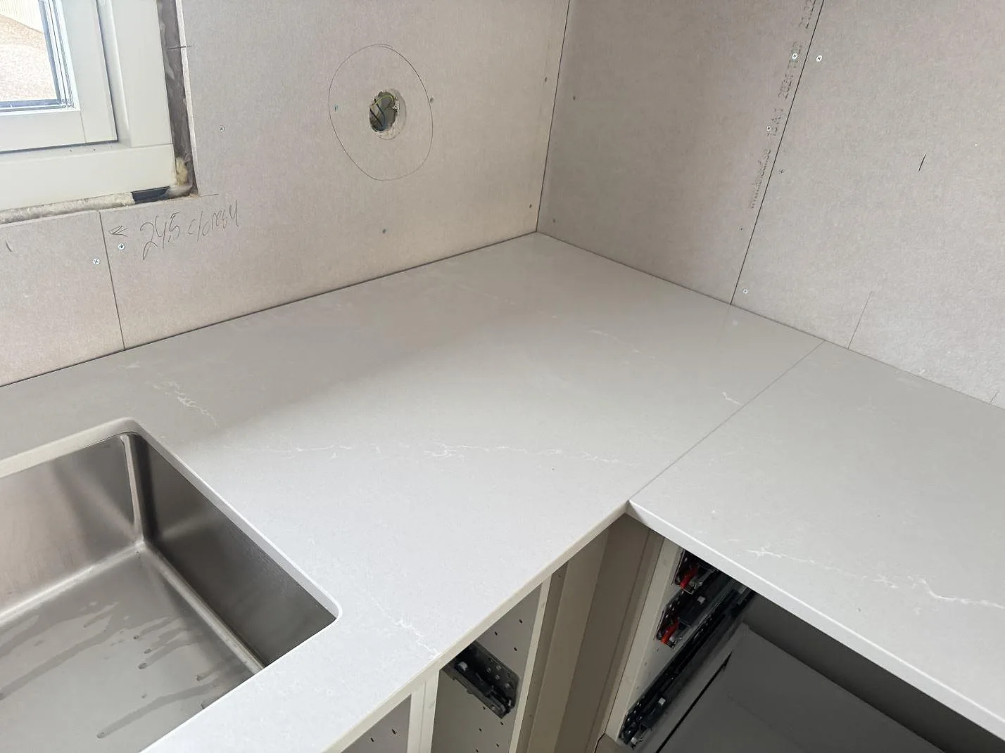 Køkkenbordplade i Silestone Desert Silver, Sandared – billede 3