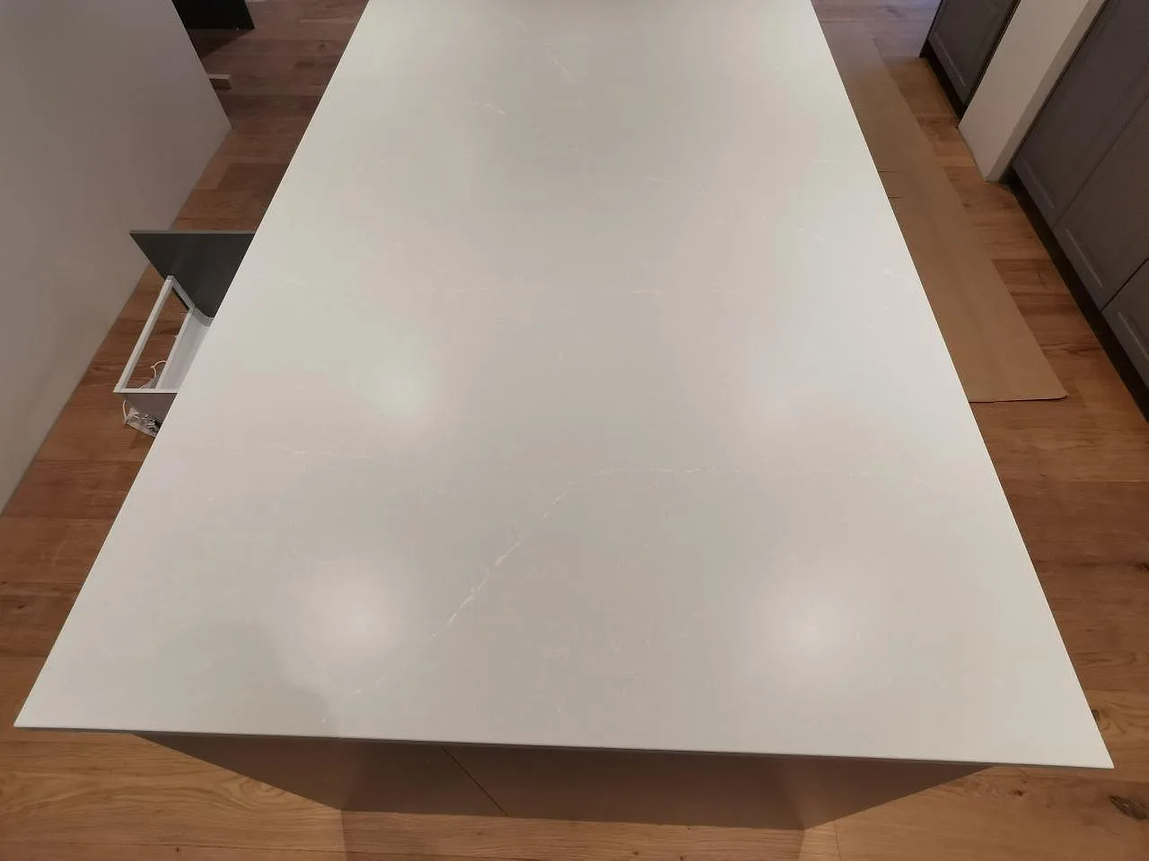 Køkkenbordplade i Silestone Desert Silver, Skivarp – billede 3