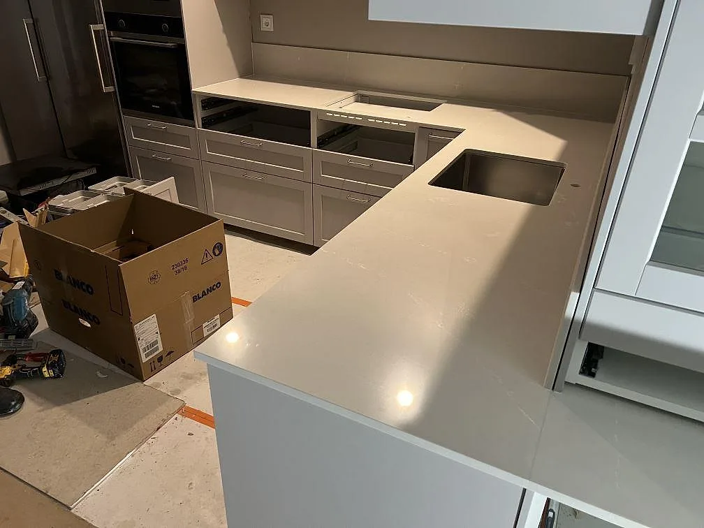 Køkkenbordplade i Silestone Desert Silver, Solna – billede 2