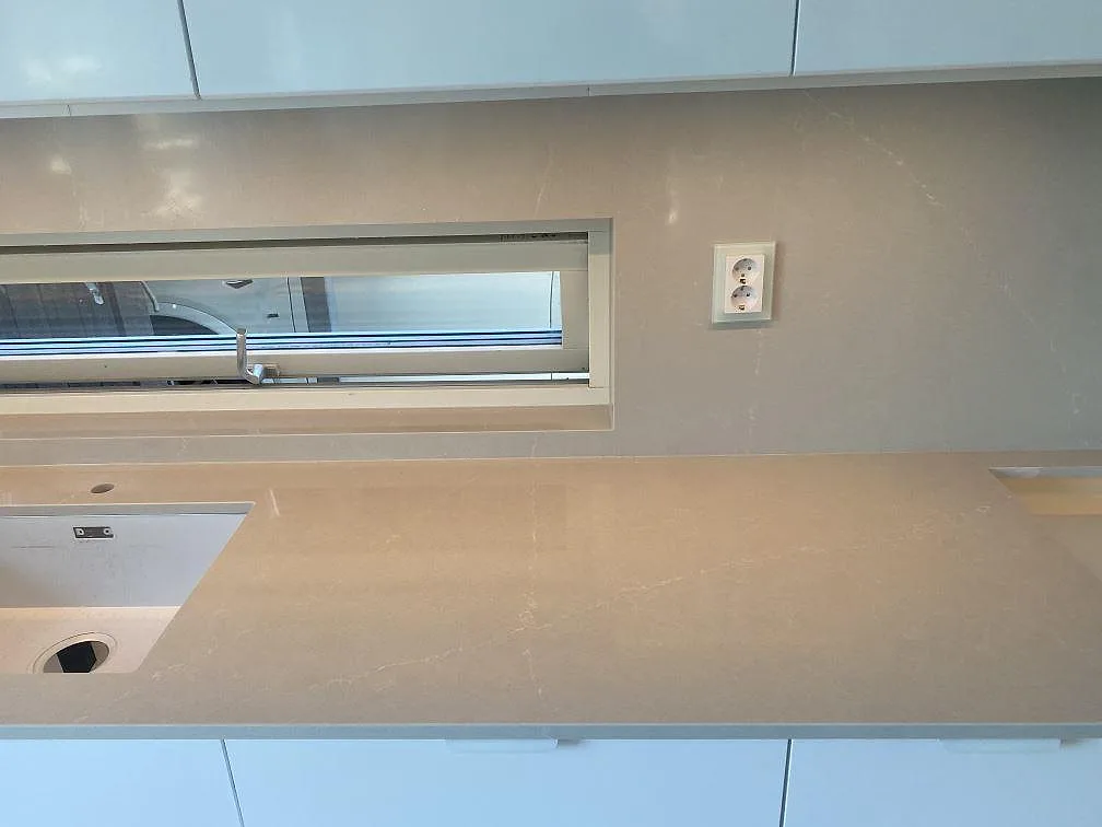 Køkkenbordplade i Silestone Desert Silver, Tygelsjö – billede 4
