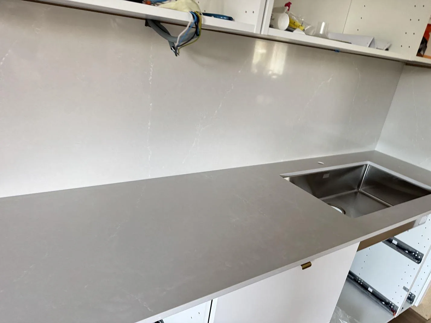 Køkkenbordplade i Silestone Desert Silver, Vargön – billede 4