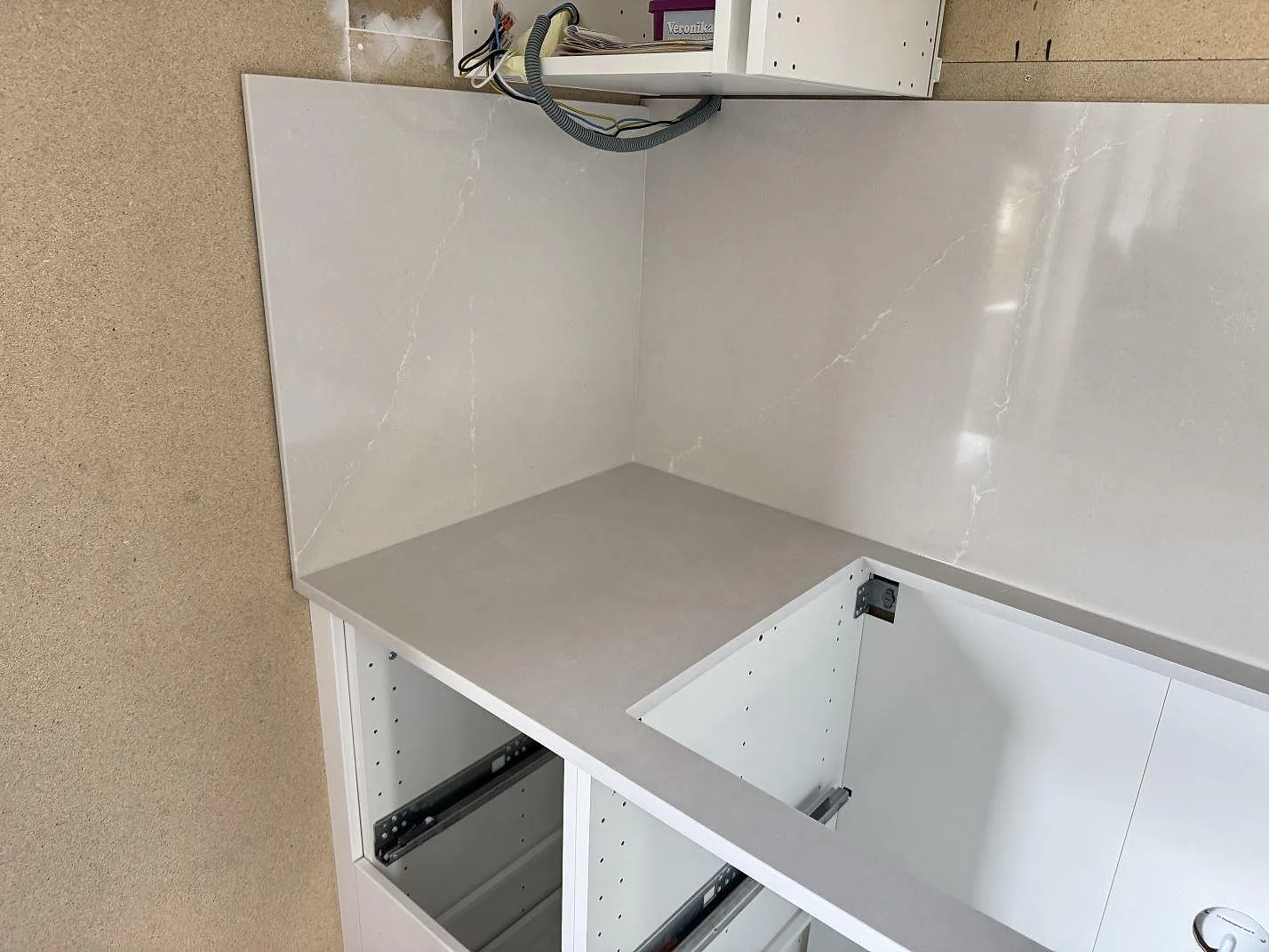 Køkkenbordplade i Silestone Desert Silver, Vargön – billede 3
