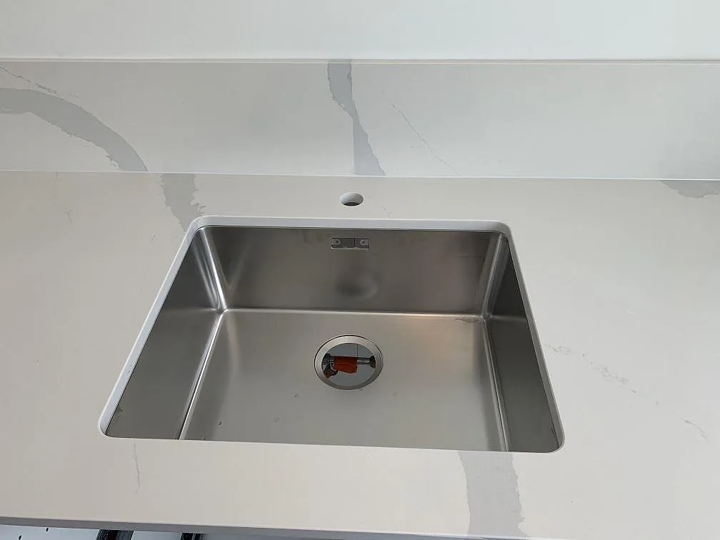 Køkkenbordplade i Silestone Eternal Calacatta Classic, Svedala – billede 2