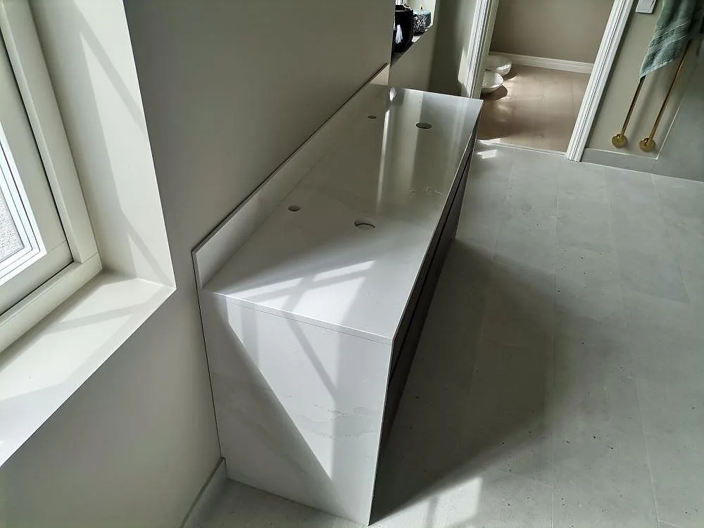 Badeværelsesplade i Silestone Eternal Calacatta Gold, Åkersberga – billede 2
