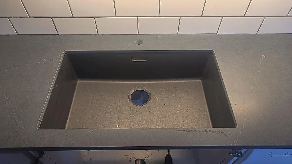 Køkkenbordplade i Silestone Eternal Charcoal Soapstone, Göteborg – billede 2