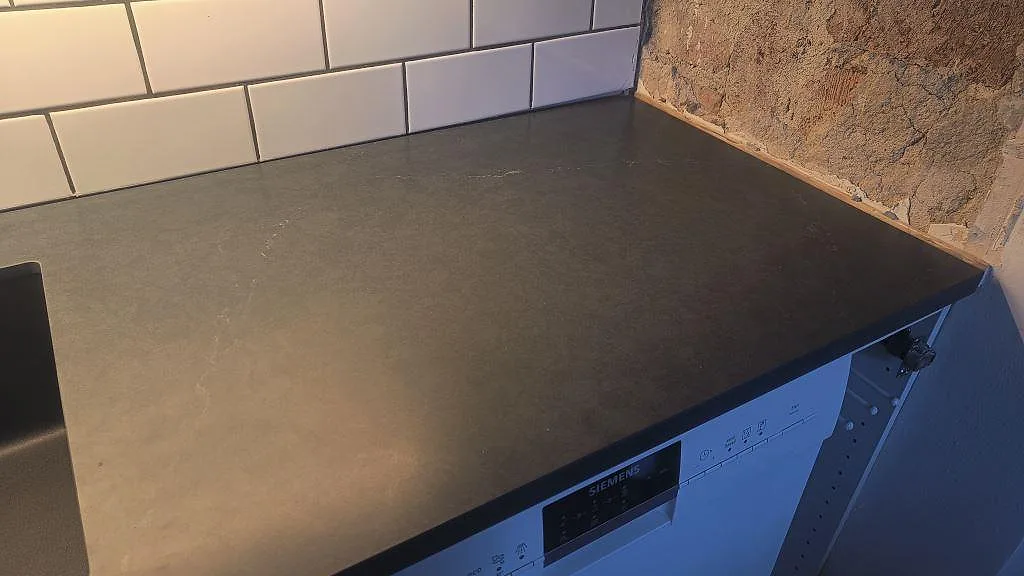 Køkkenbordplade i Silestone Eternal Charcoal Soapstone, Göteborg – billede 3