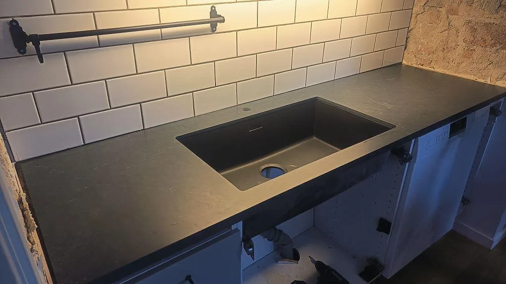 Gennemført projekt: Køkkenbordplade i Silestone Eternal Charcoal Soapstone, Göteborg.