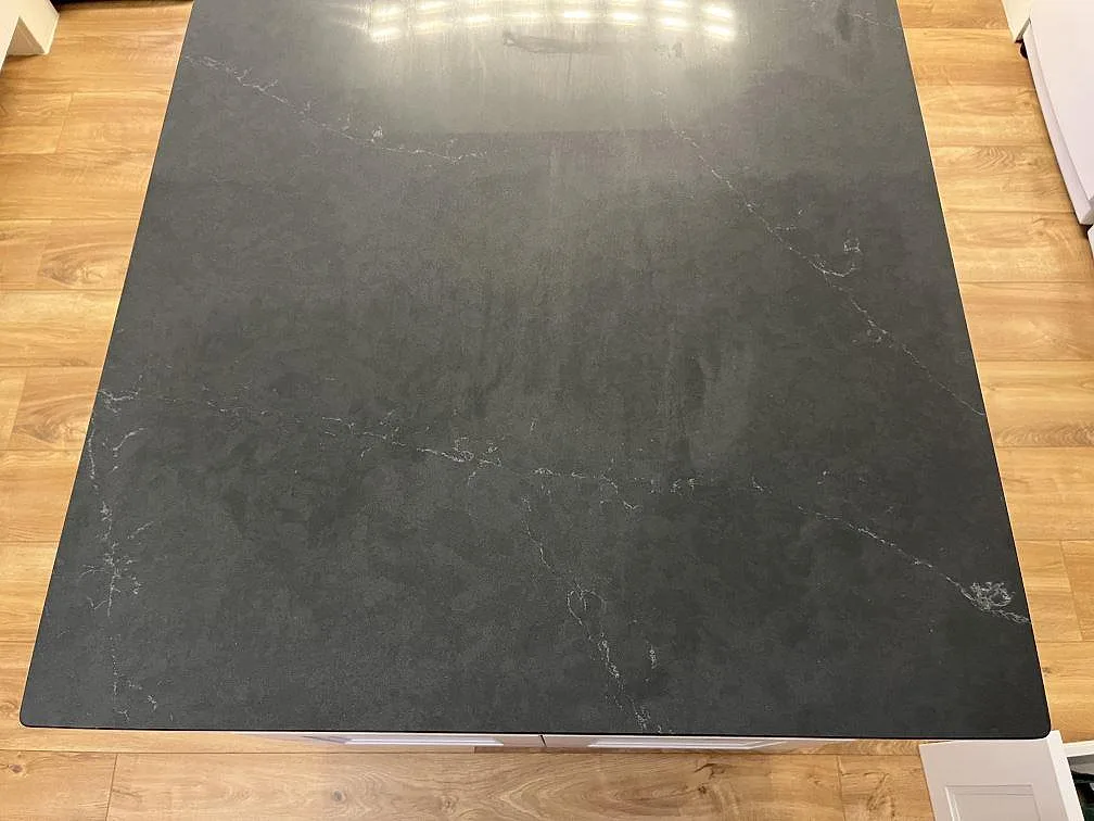 Køkkenbordplade i Silestone Eternal Charcoal Soapstone, jarpås – billede 2