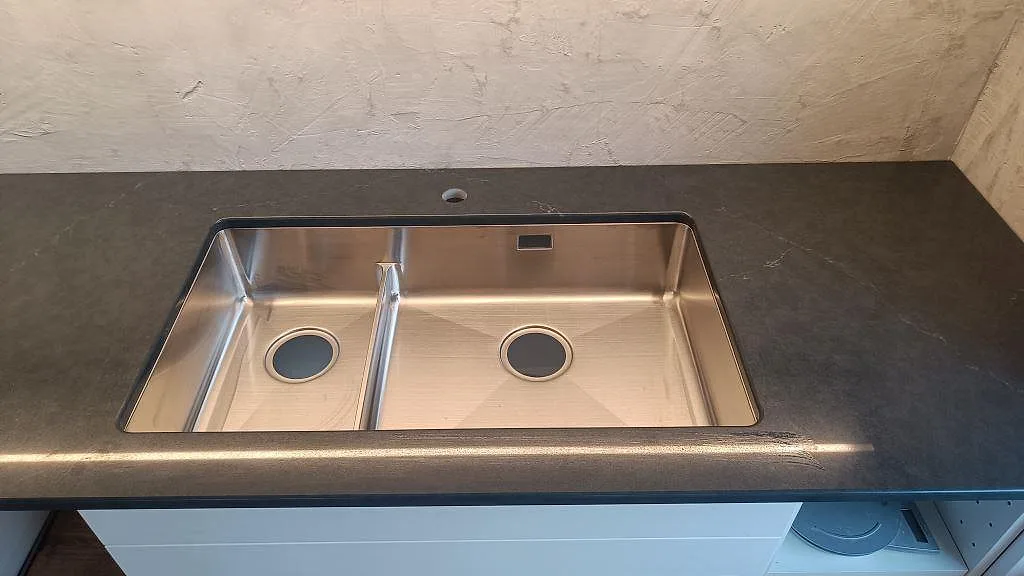 Køkkenbordplade i Silestone Eternal Charcoal Soapstone, Södra Sandby – billede 3