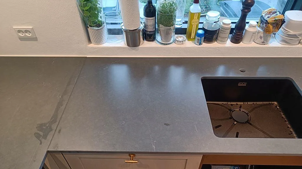 Køkkenbordplade i Silestone Eternal Charcoal Soapstone, Vedbæk – billede 2