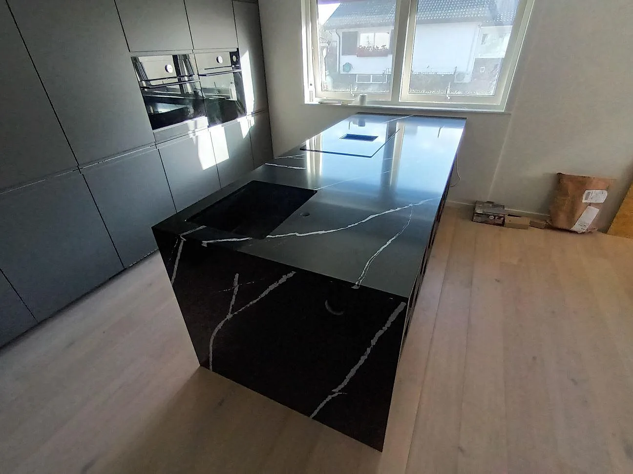 Gennemført projekt: Køkkenbordplade i Silestone Eternal Marquina, Norrköping.