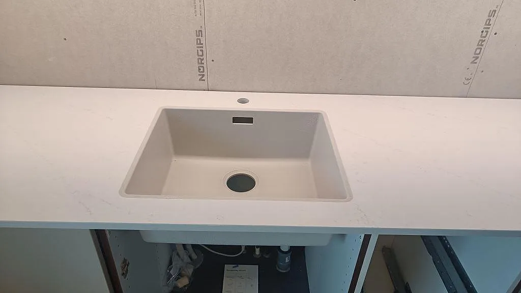 Vask i en hvid køkkenbordplade af poleret Silestone Eternal Statuario med svag grå åretegning i Varberg.