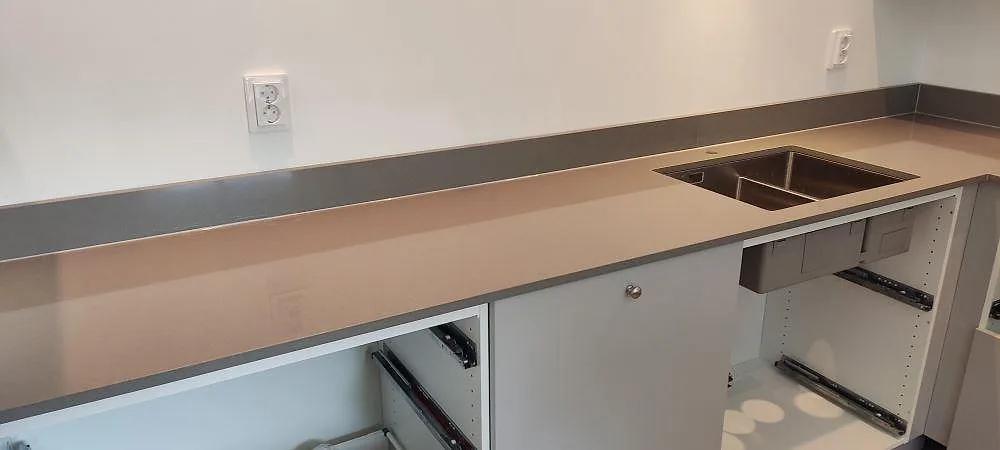 Køkkenbordplade i Silestone Gris Expo, Rönnäng – billede 5