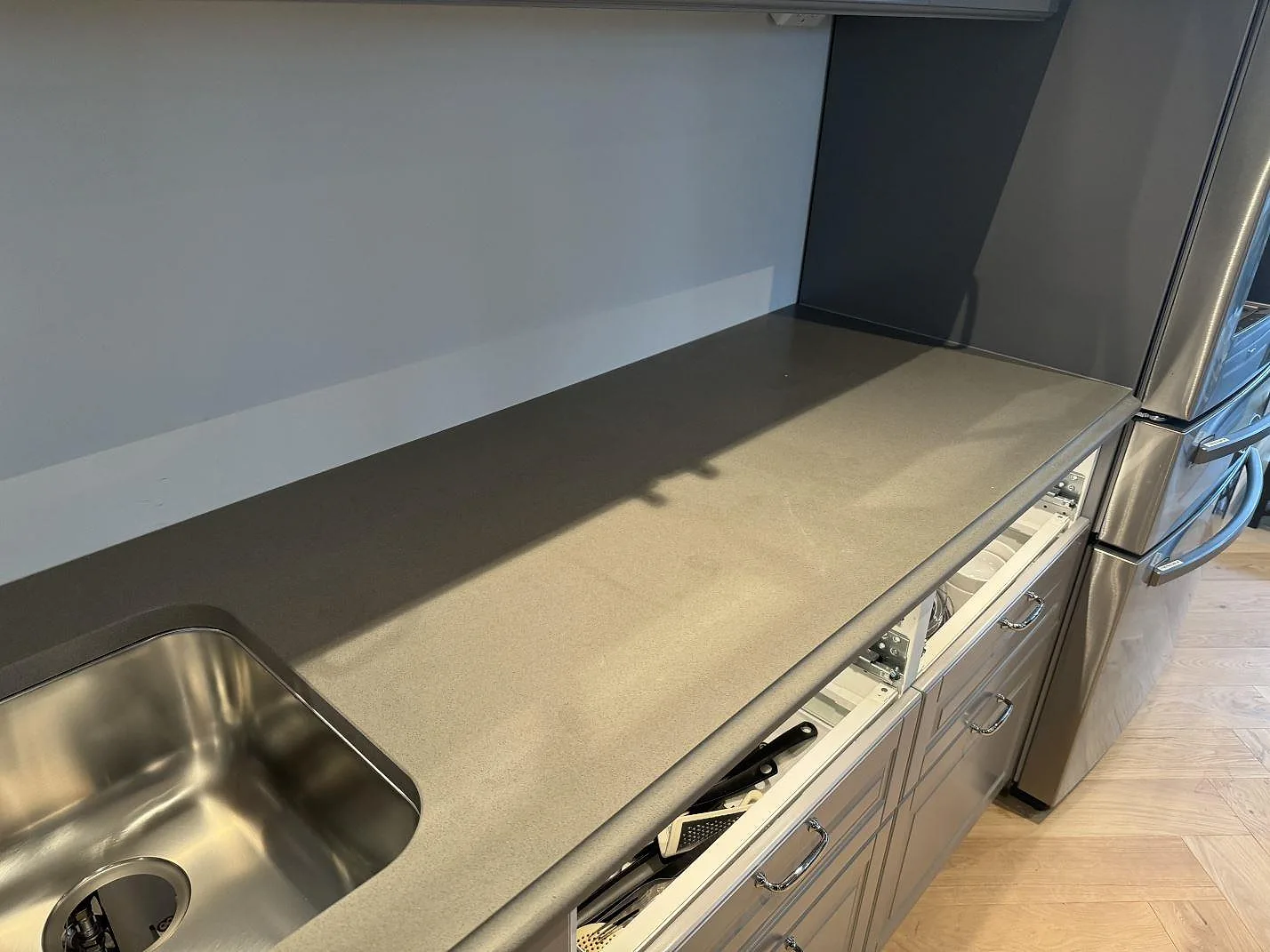 Køkkenbordplade i Silestone Gris Expo, Sölvesborg – billede 7