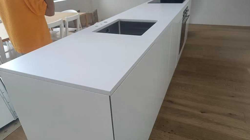 Køkkenbordplade i Silestone Iconic White, Ystad – billede 2