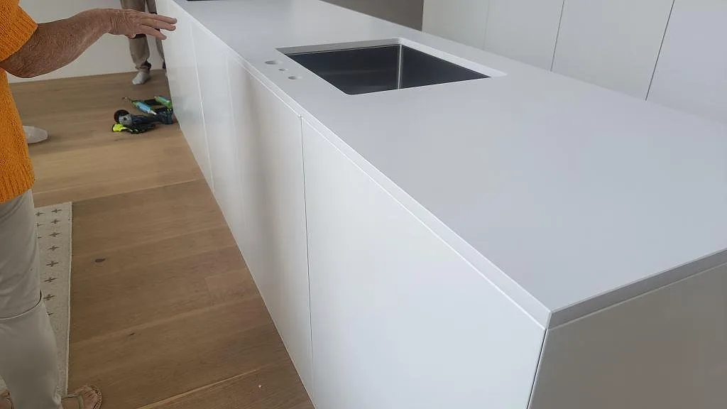 Køkkenbordplade i Silestone Iconic White, Ystad – billede 3