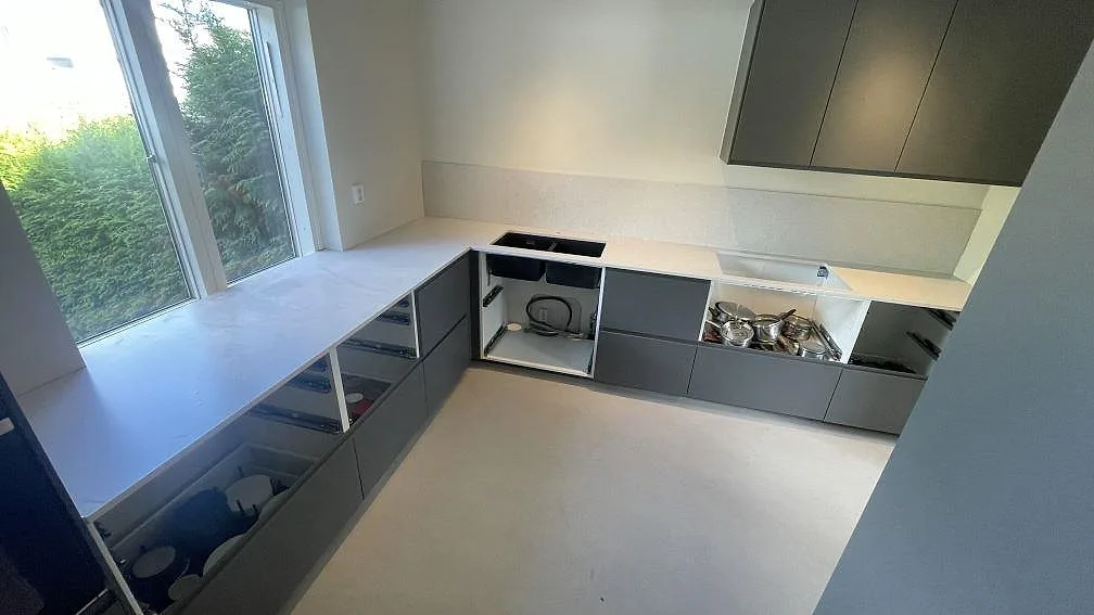 Køkkenbordplade i Silestone Lime Delight, mat Mocka, med matchande stænkplade i ett køkken under montering i Halmstad.